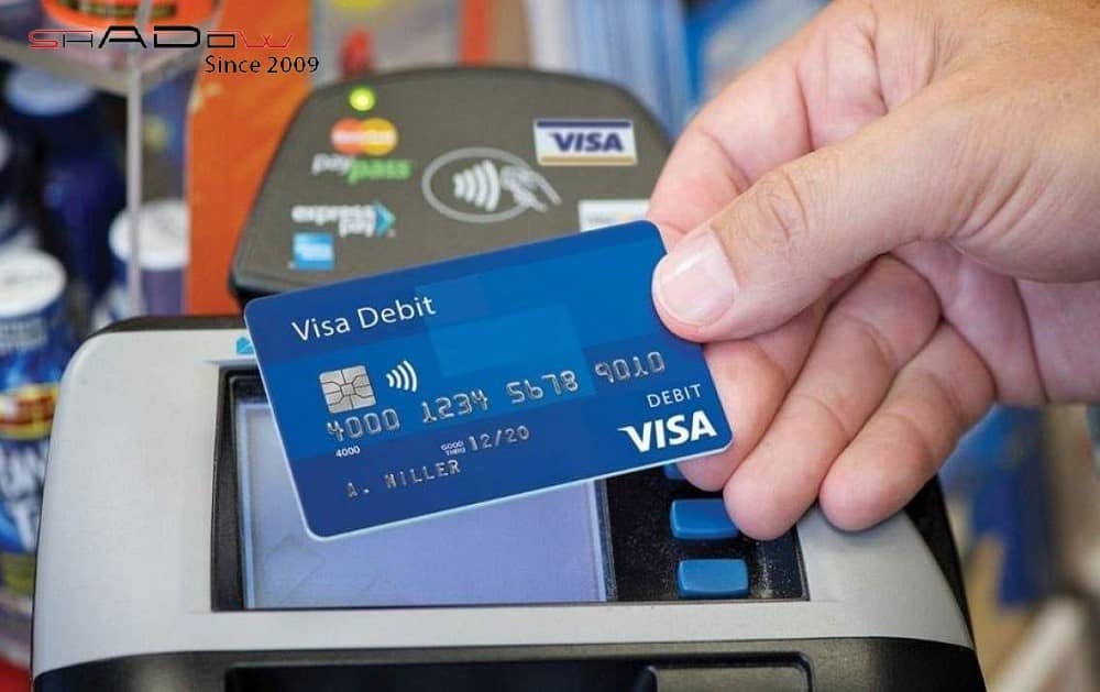những vật dụng cần thiết khi đi du lịch: tiền mặt và thẻ tín dụng