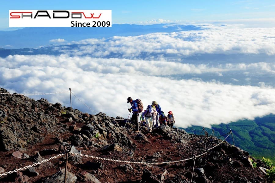 Nên di chuyển với tốc độ vừa phải và thở đều đặn khi leo núi