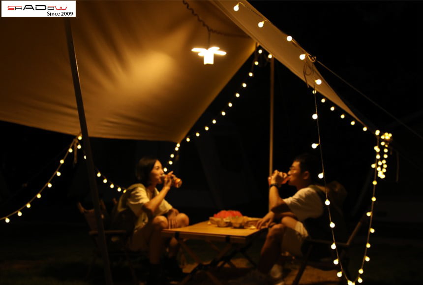 sử dụng đèn pin cắm trại khi đi cắm trại ở đà lạt