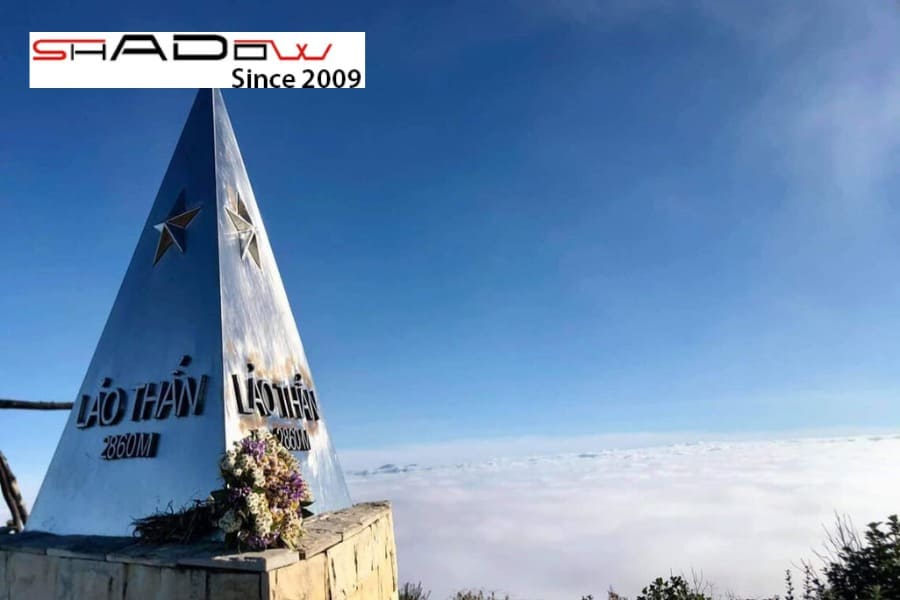 Đỉnh Lảo Thẩn được xem là nóc nhà của Y Tý với khung cảnh thần tiên khi mây trời hòa quyện cùng nắng gió, tạo nên một bức tranh thiên nhiên tuyệt mỹ.