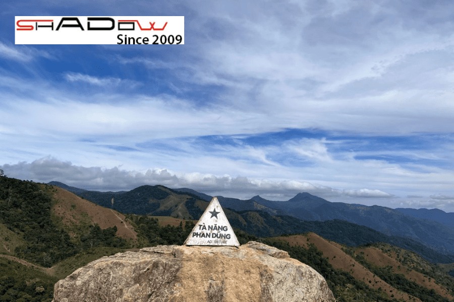 Tà Năng nổi tiếng với những đồi cỏ xanh mướt trải dài, những con suối mát lành và khung cảnh thiên nhiên hoang sơ, hùng vĩ.