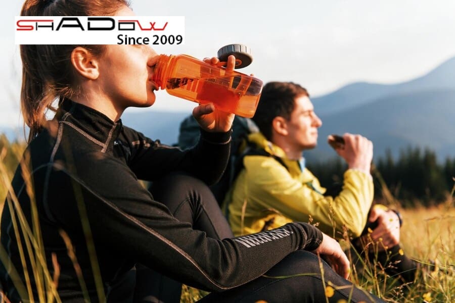 Uống từng ngụm nước nhỏ giúp cơ thể không bị mất nước khi leo núi