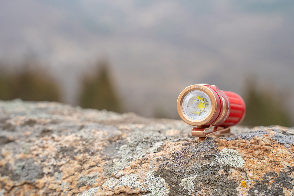 olight baton 3 red có nhiệt độ màu khoảng 6000 - 7000K