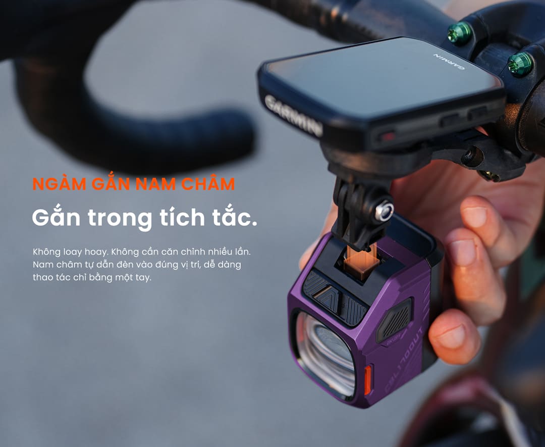Hệ thống ngàm nam châm kết hợp khóa cơ giúp lắp đèn nhanh và chắc chắn.