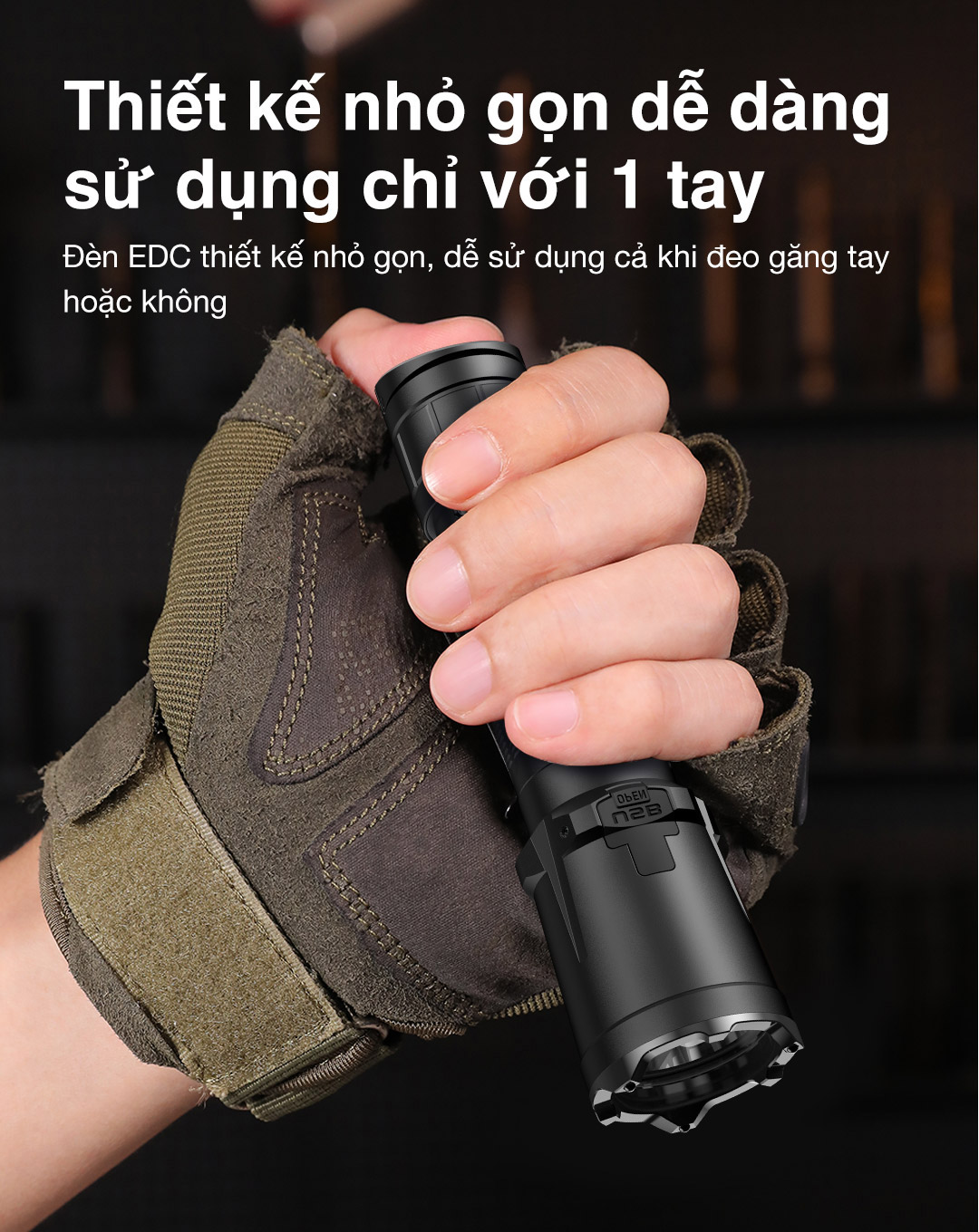 Đèn pin tác chiến thiết kế nhỏ gọn, dễ dàng thao tác chỉ bằng một tay.