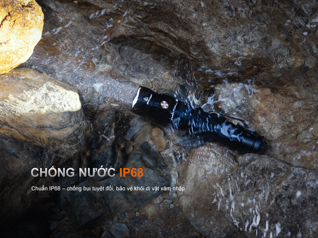 Chuẩn chống nước và chống bụi IP68 giúp đèn hoạt động ổn định trong điều kiện mưa lớn hoặc ngâm nước theo tiêu chuẩn.