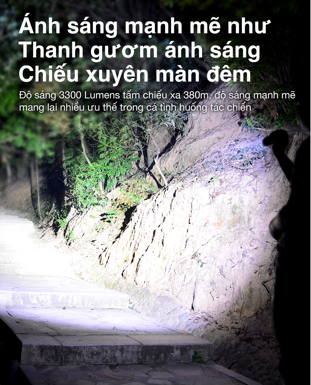 Ánh sáng 3300 lumen chiếu xa 380m, mạnh mẽ như "thanh gươm ánh sáng", tối ưu cho mọi tình huống tác chiến đêm.