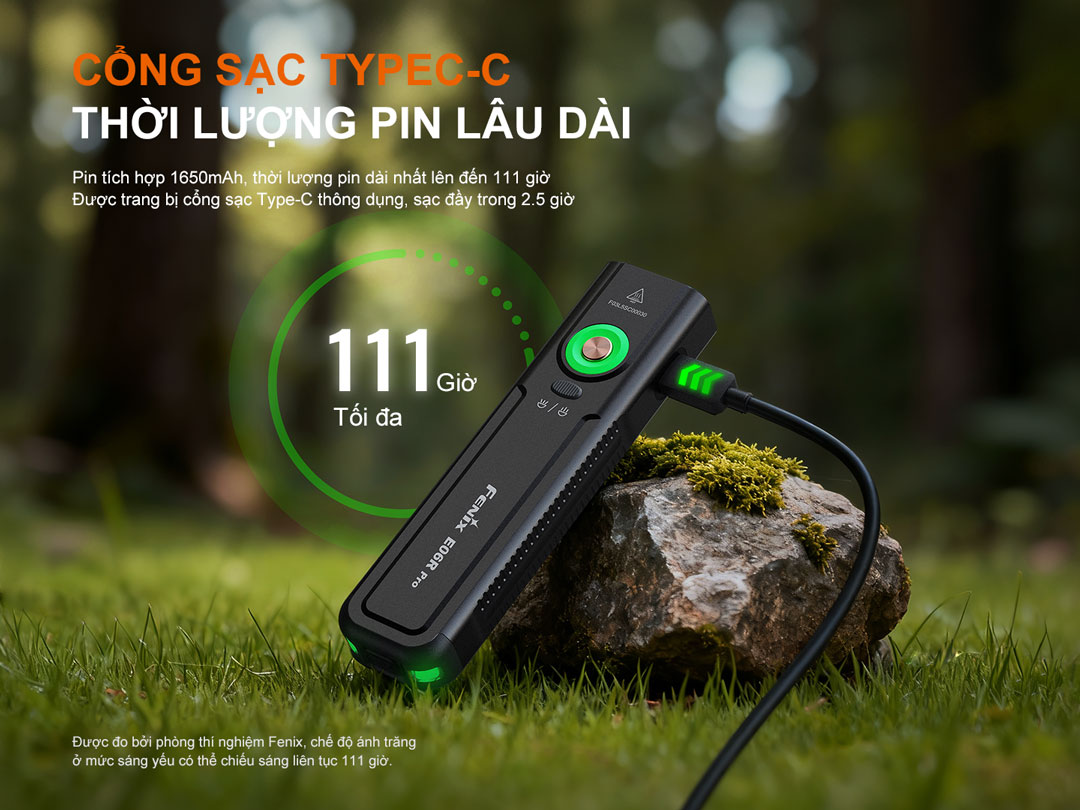 Fenix E06R Pro sử dụng pin tích hợp 1650mAh, sạc nhanh qua cổng USB Type-C, cho thời gian hoạt động tối đa lên đến 111 giờ.