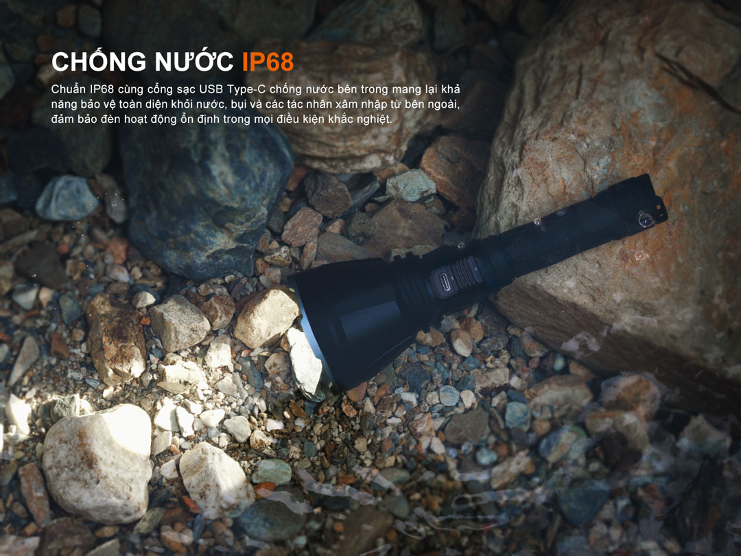 Fenix HT18R V2.0 chống nước IP68, chống bụi, hoạt động ổn định dưới mưa và môi trường khắc nghiệt