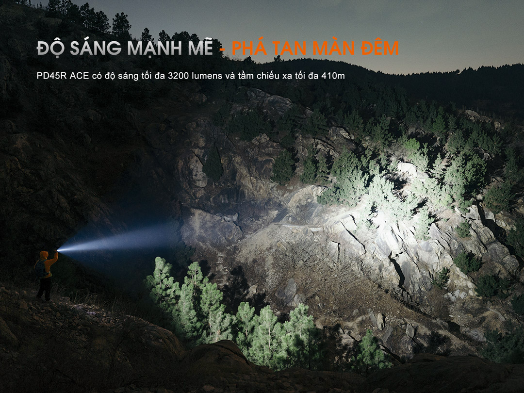 Khả năng chiếu xa ấn tượng của đèn pin Fenix PD45R ACE trong môi trường đêm tối, ánh sáng mạnh mẽ chiếu rõ cảnh vật.