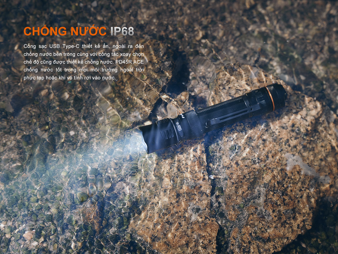 Khả năng chống nước IP68 của đèn pin Fenix PD45R ACE, hoạt động ổn định khi ngâm dưới nước.
