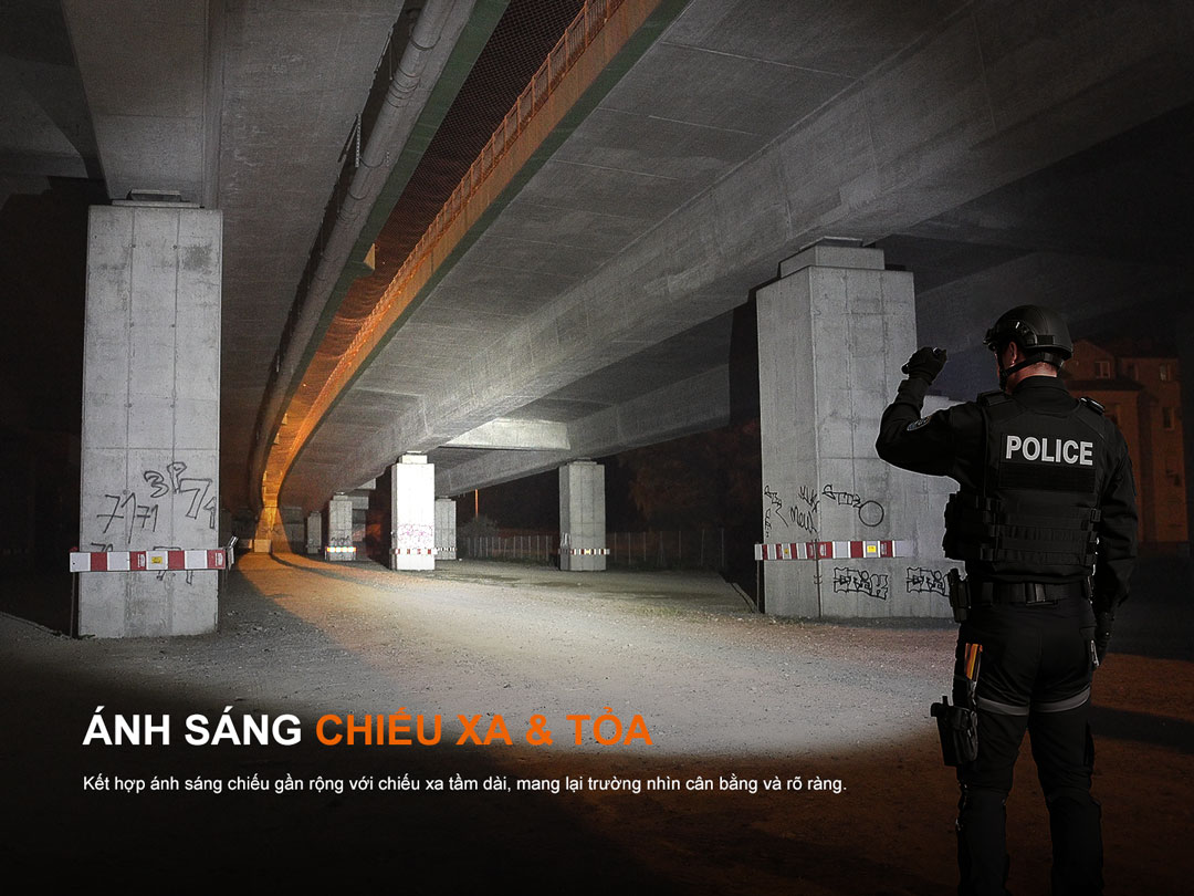 Fenix TK25R kết hợp ánh sáng chiếu gần rộng và chiếu xa tầm dài, mang lại tầm nhìn ổn định, phù hợp cho nhiệm vụ bảo vệ, kiểm tra và cứu hộ.