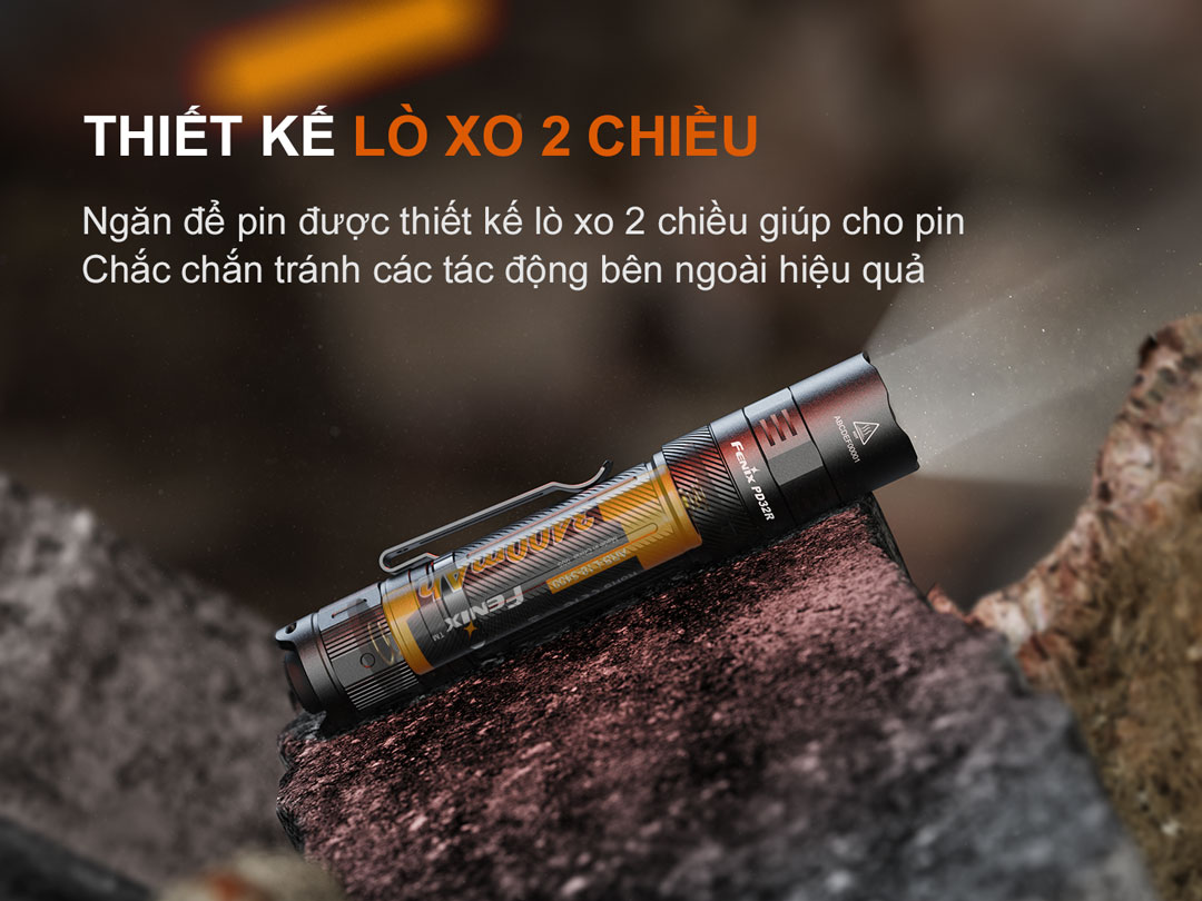 trong đèn pin có lò xo giúp pin chắc chắn