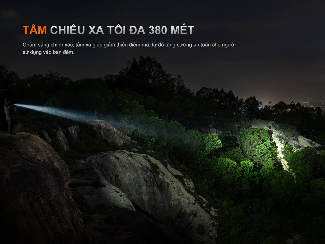 Fenix PD35R ACE có tầm chiếu xa lên đến 380 mét, cho chùm sáng gom chính xác, giảm điểm mù, nâng cao độ an toàn khi sử dụng ban đêm ngoài trời.
