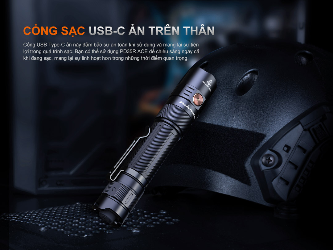 Fenix PD35R ACE trang bị cổng sạc USB-C ẩn trên thân, vừa an toàn, vừa tiện lợi, cho phép sử dụng đèn ngay cả khi đang sạc.
