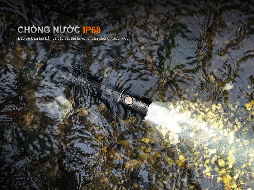 Đèn pin Fenix PD35R ACE hoạt động ổn định dưới nước nhờ chuẩn chống nước IP68, chống bụi và vật thể lạ hiệu quả.