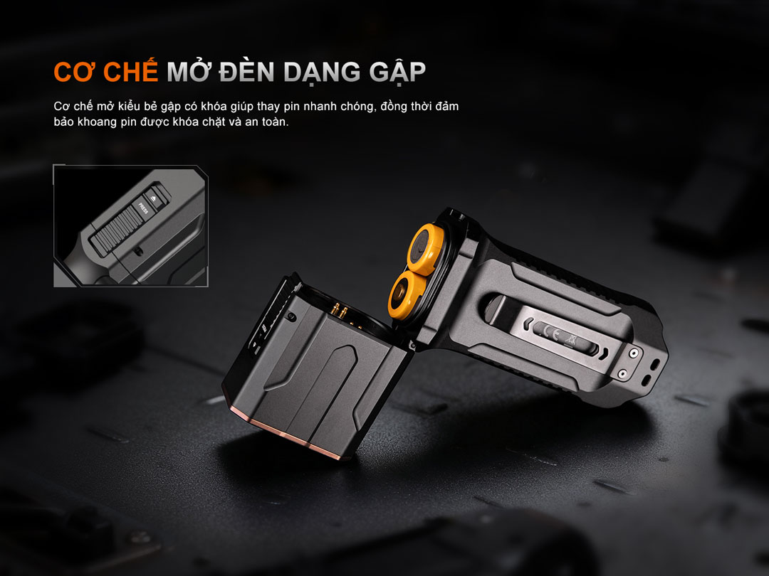 TK28R có cơ chế mở kiểu bẻ gập với khóa an toàn, giúp thay pin nhanh chóng và bảo vệ khoang pin khỏi va chạm hoặc bụi bẩn.