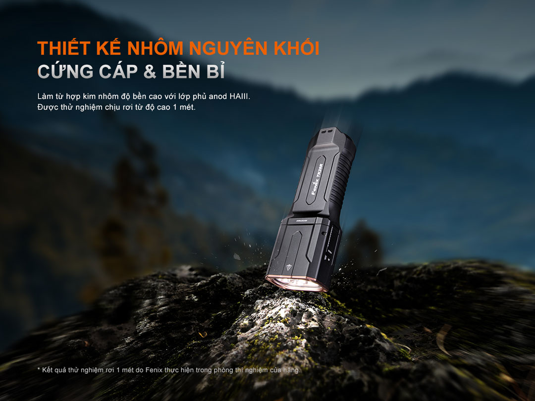 Fenix TK28R được làm từ hợp kim nhôm nguyên khối, phủ anod HAIII, chống va đập ở độ cao 1m, bền bỉ trong môi trường khắc nghiệt.