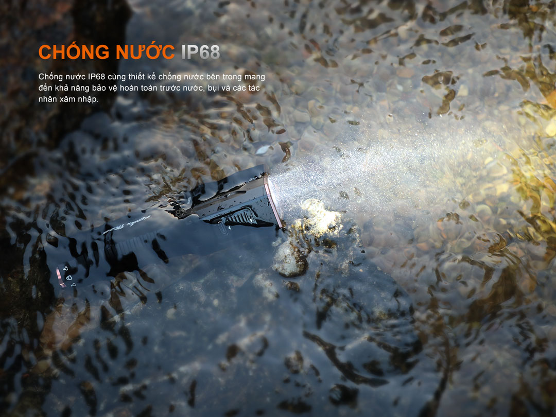 Fenix TK28R đạt chuẩn chống nước IP68, hoạt động tốt khi ngâm trong nước, chống bụi và chịu được điều kiện thời tiết khắc nghiệt.