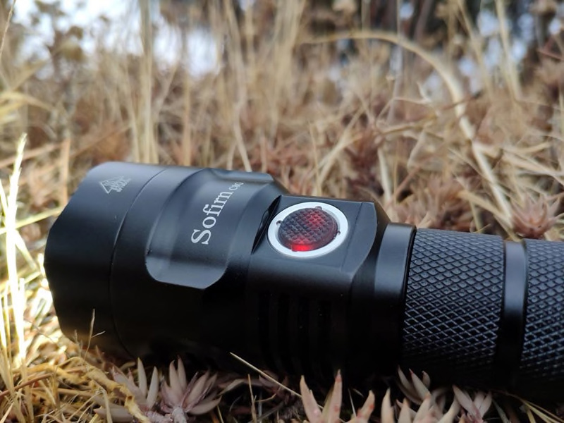 đèn pin siêu sáng 2000 lumen SOFIRN C8G có led báo pin