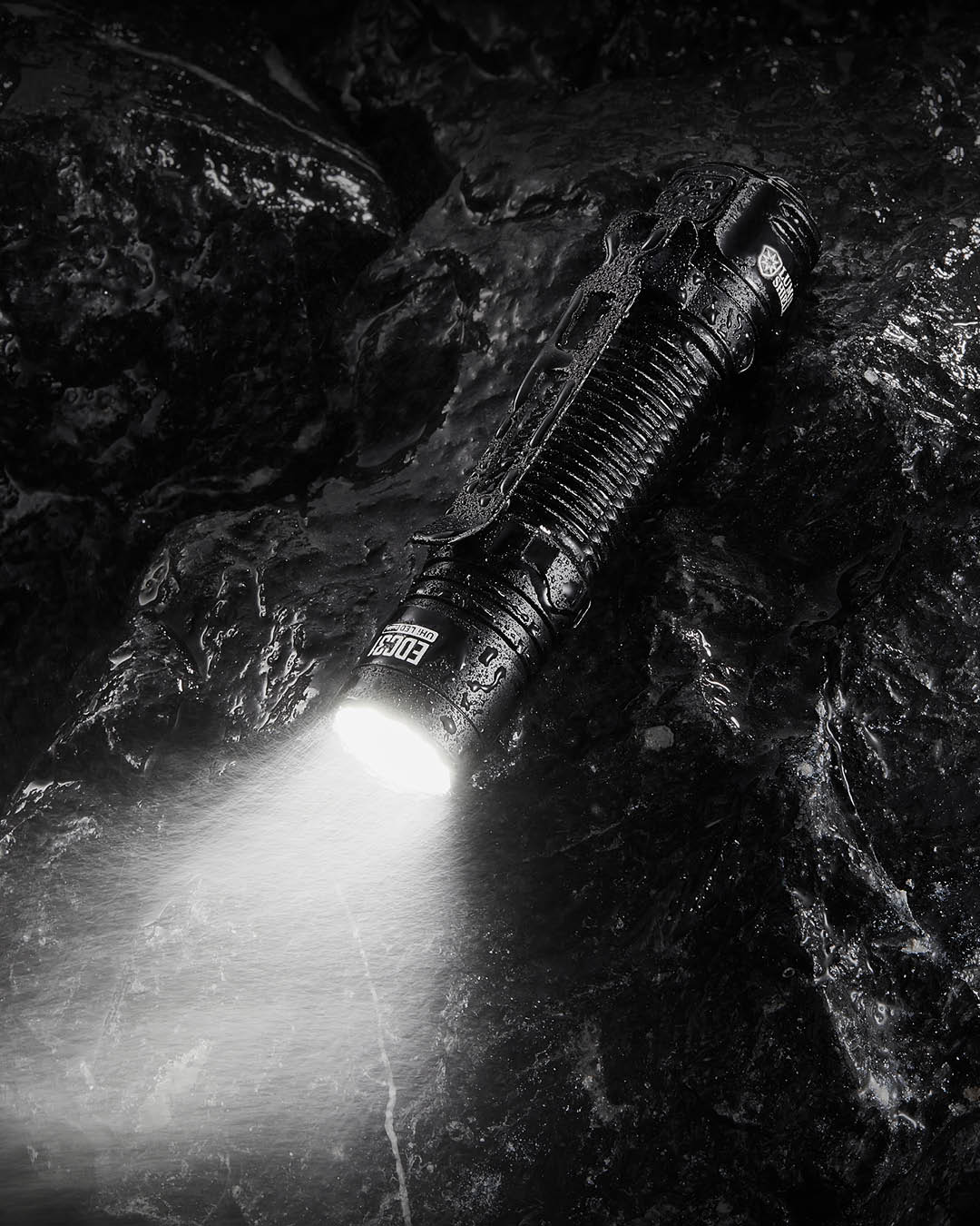 Đèn chống nước tuyệt đối, có thể chịu ngập sâu 2m ở dưới nước