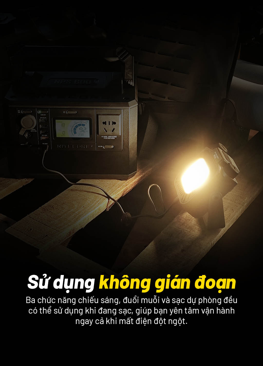 Đèn Nitecore NWL30 chiếu sáng cạnh bộ sạc, cho phép hoạt động liên tục ngay cả khi đang sạc