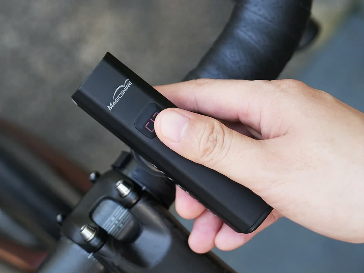 Đèn báo pin nằm trên công tắc của đèn, kiểm tra thời lượng pin dễ dàng hơn