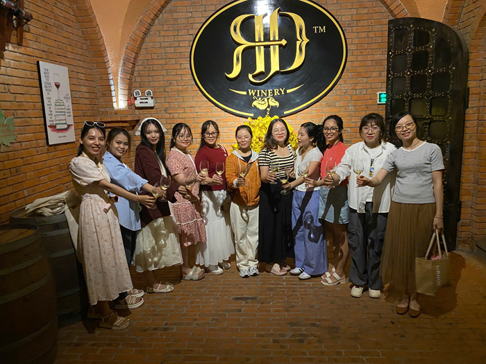 Nâng ly tại Lâu Đài Rượu Vang