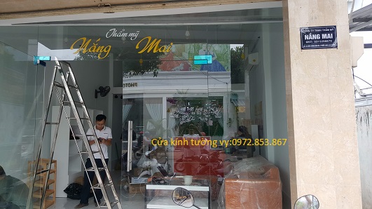 Thi công cửa kính mở 2 cánh và cửa 1 cánh