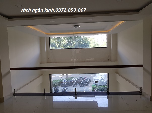 vách kính cường lực