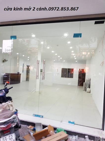 cửa kính hai cánh