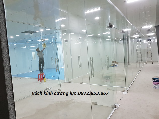 vách kính cường lực