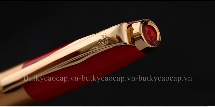 Đỉnh nắp bút được đính chìm viên đá màu đỏ