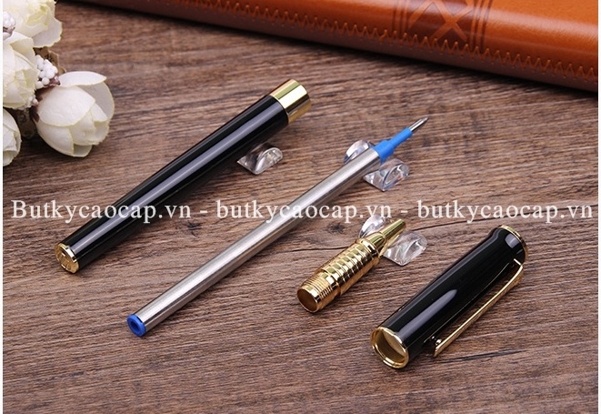 Chi tiết thiết kế bút kim loại đẹp làm quà tặng 104R