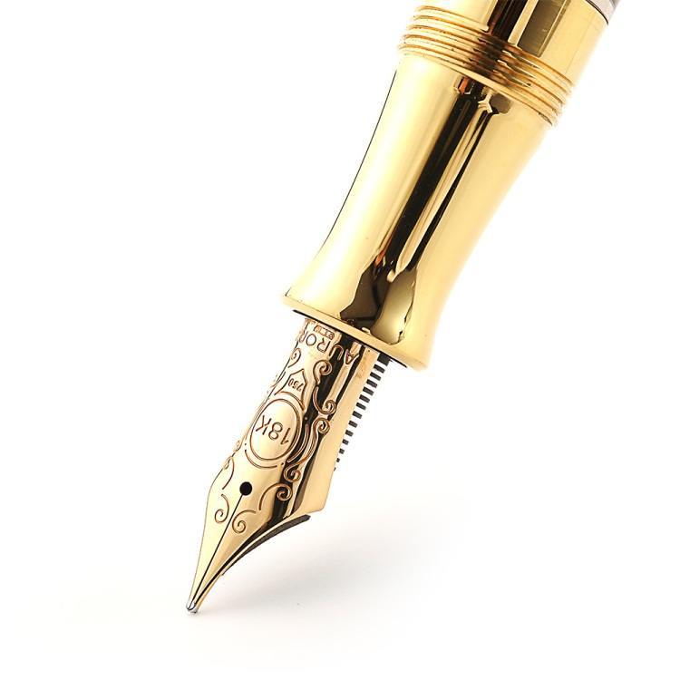 Ngòi viết được chạm khắc tinh sảo và mạ vàng 18K