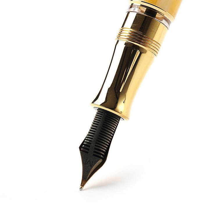 Ngòi viết được chạm khắc tinh sảo và mạ vàng 18K