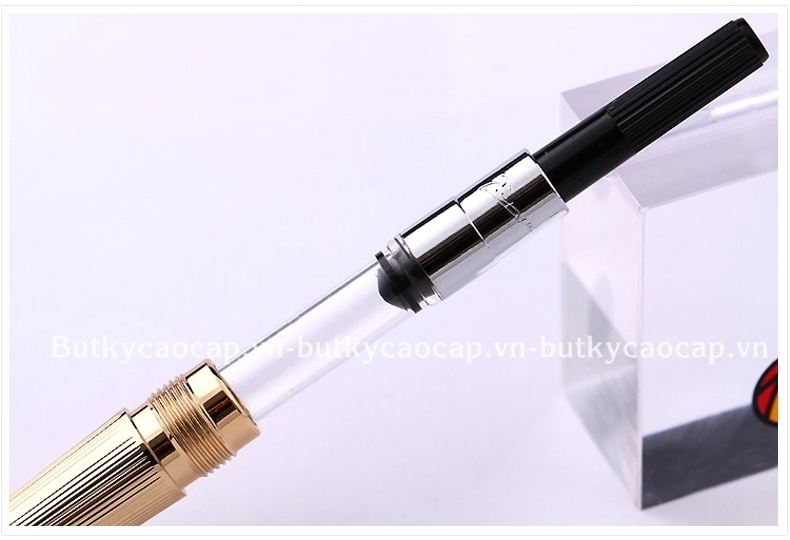 Bút sử dụng hệ thống bơm mực bằng piston xoay