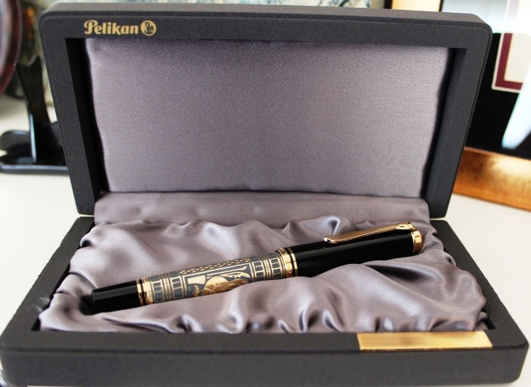 Bút máy Pelikan Toledo Gold M900 và hộp đựng