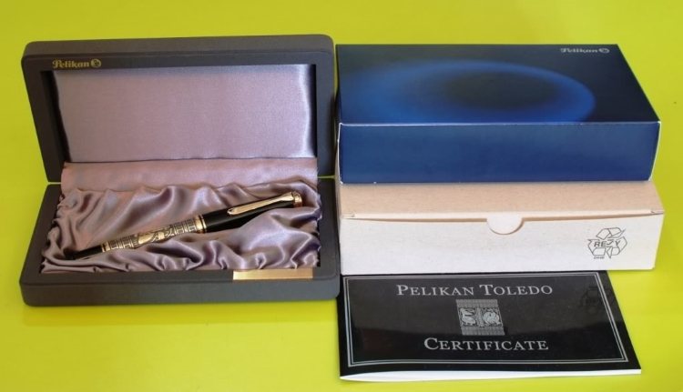 Bút máy Pelikan Toledo Gold M900 và hộp đựng