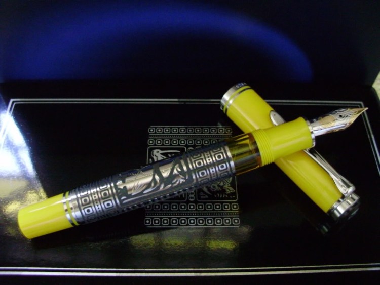 Bút máy Pelikan Toledo M910 Yellow