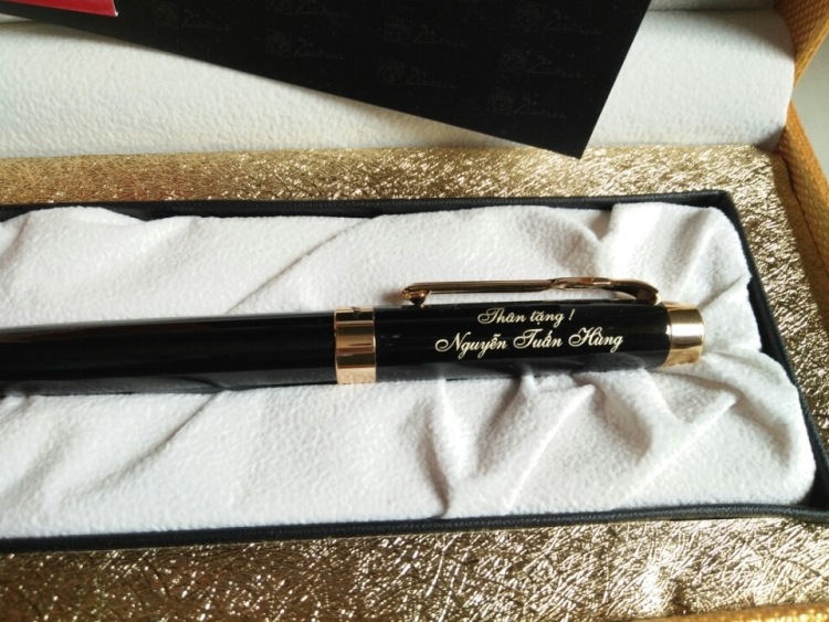 Mẫu khắc laser trên bút làm quà tặng