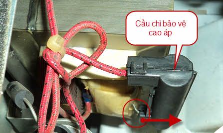 Bạn nên kiểm tra cầu chì xem còn sáng đèn không