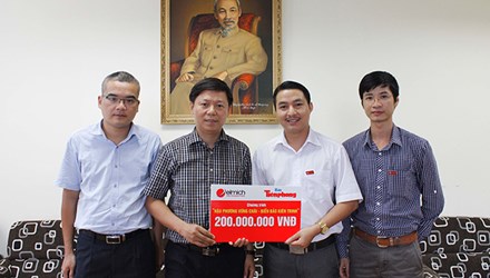Ông Nguyễn Minh Tâm (Thứ 2 từ phải qua) trao biểu trưng cho Phó TBT Tiền Phong Trần Thanh Lâm 