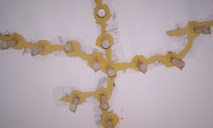 gia cố vị trí bê tông sàn mái bị nứt