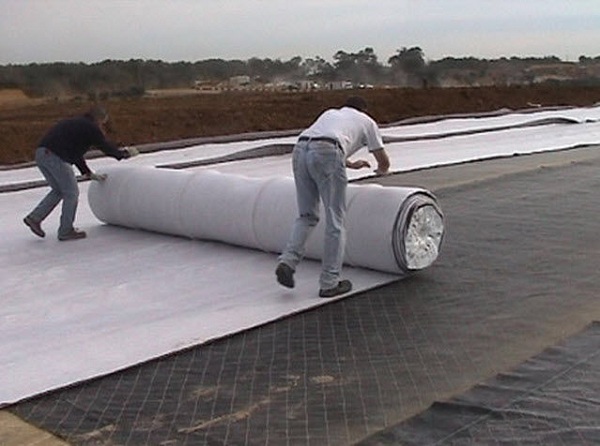 thi công lần 2 bằng lớp vải chuyên dụng