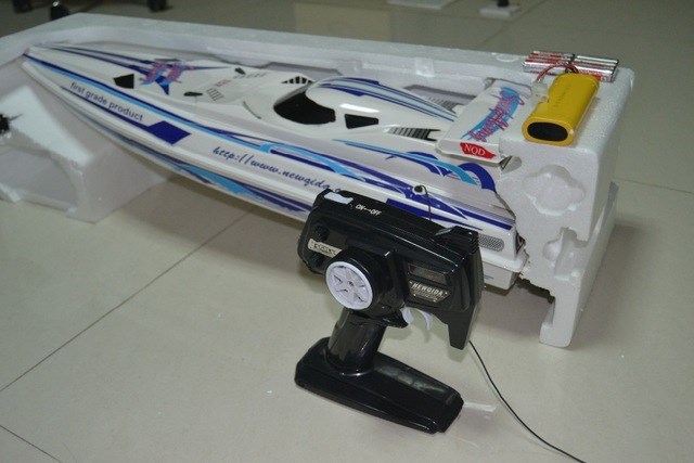 cano điều khiển từ xa chạy bằng pin