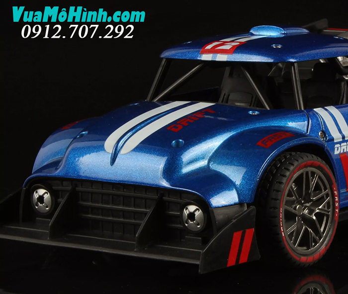 xe đua phun nhả khói vỏ kim loại thép điều khiển từ xa