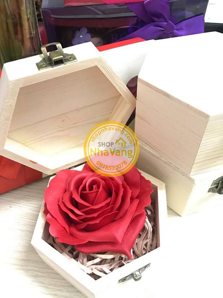 Hoa Hồng Sáp Trái Tim Trong Hộp Gỗ NV367