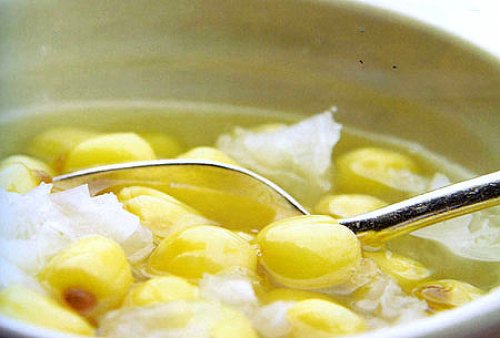 Chè hạt sen nấu nấm tuyết