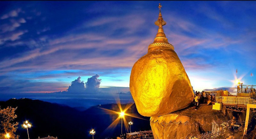 Bí ẩn về hòn đá thiêng, nghiêng mãi không đổ ở Myanmar
